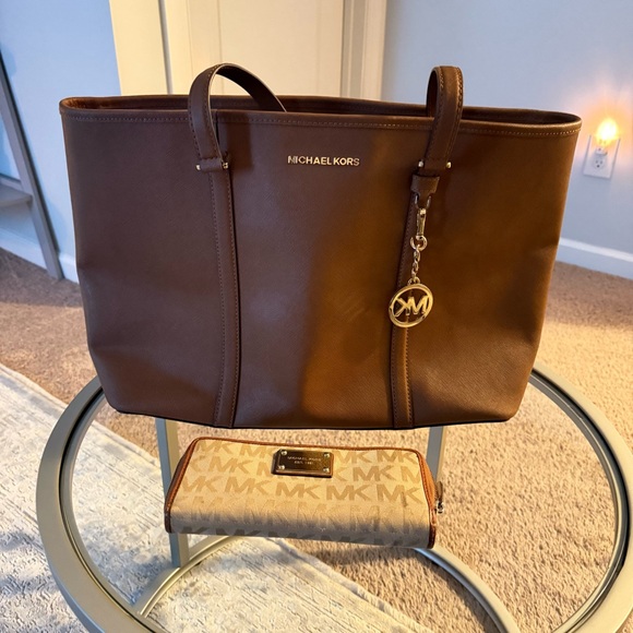 Michael Kors Chocolate Brown Tote with wallet with Logo Charm - Picture 1 of 8